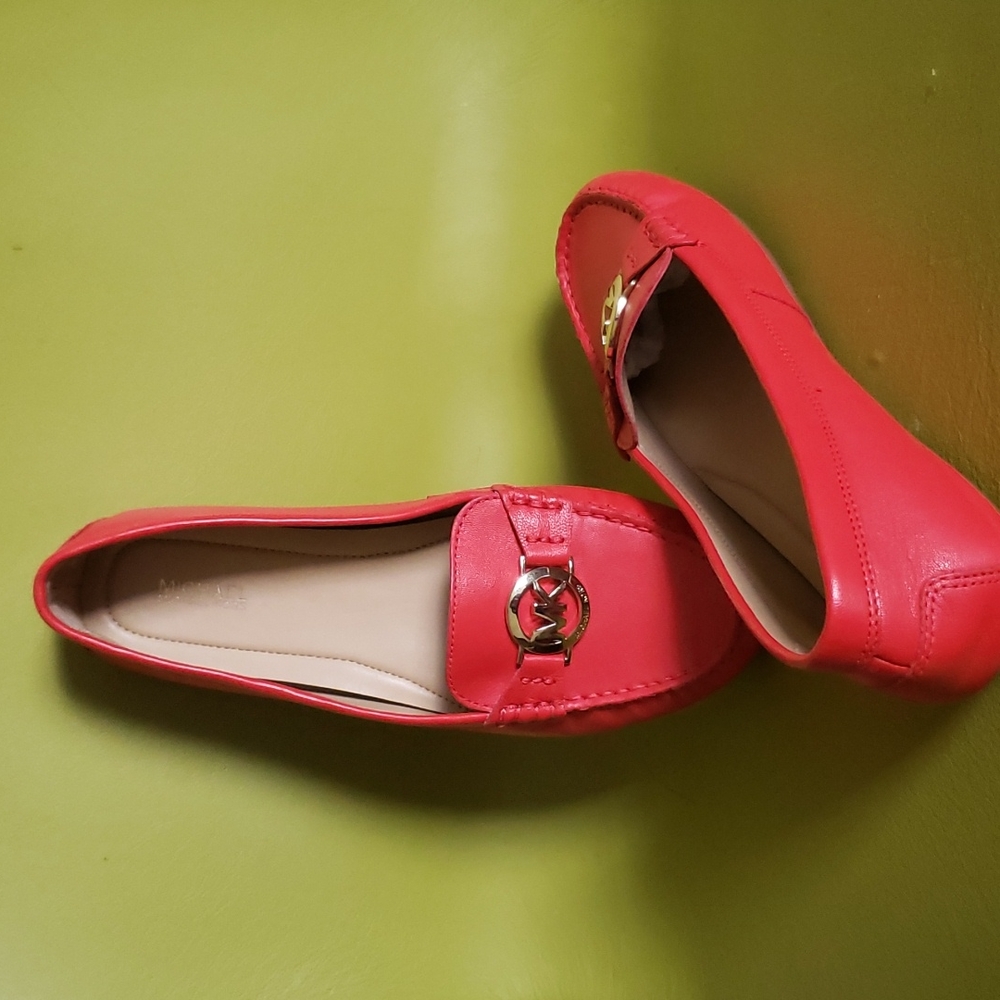MK LOGO LEATHER FLATS - Picture 4 of 8